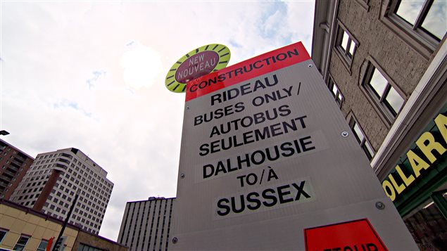Un panneau signalant l'interdiction de circuler sur une portion de la rue Rideau, à Ottawa. Un panneau signalant l'interdiction de circuler sur une portion de la rue Rideau, à Ottawa.