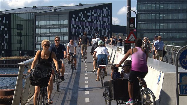 Un pont pour cyclistes et piétons à Copenhague Un pont pour cyclistes et piétons à Copenhague