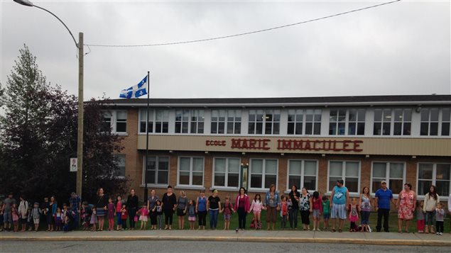 Chaîne humaine devant l'école Papillon d'or de Val-d'Or Chaîne humaine devant l'école Papillon d'or de Val-d'Or