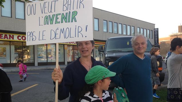 Une chaîne humaine pour protéger l'école publique dans le quartier Rosemont de Montréal. Une chaîne humaine pour protéger l'école publique dans le quartier Rosemont de Montréal.
