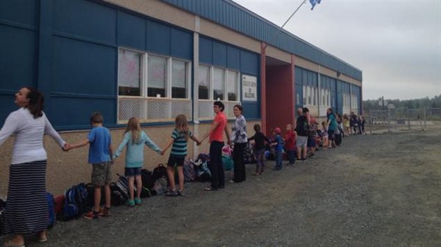 Chaîne humaine devant l'école St-Jospeh du quartier Bellecombe de Rouyn-Noranda Chaîne humaine devant l'école St-Jospeh du quartier Bellecombe de Rouyn-Noranda