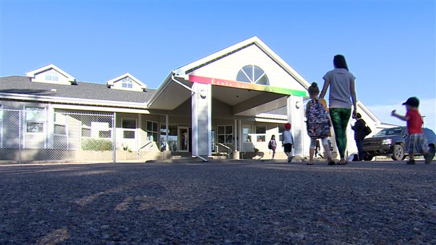 Les élèves de l’Alberta et de la Saskatchewan font leur entrée à l’école francophone Sans-Frontières, à Lloydminster. Les élèves de l’Alberta et de la Saskatchewan font leur entrée à l’école francophone Sans-Frontières, à Lloydminster.