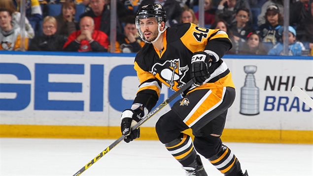 Maxim Lapierre lorsqu'il jouait avec les Penguins de Pittsburg Maxim Lapierre lorsqu'il jouait avec les Penguins de Pittsburg