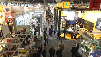 Des kiosques de la Foire du livre de Francfort 2013. En 2015, la Foire aura lieu du 14 au 18 octobre 2015. Des kiosques de la Foire du livre de Francfort 2013. En 2015, la Foire aura lieu du 14 au 18 octobre 2015.