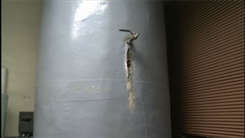 Un isolant comprenant de l'amiante entourait un chauffe-eau. Un isolant comprenant de l'amiante entourait un chauffe-eau.