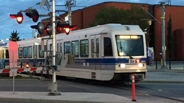 Un train sur la ligne Metro. Un train sur la ligne Metro.