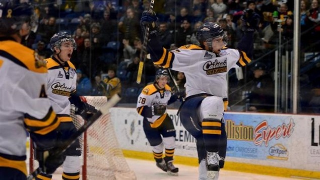 Les Cataractes l'ont emporté 7 à 2 sur l'Océanic jeudi à leur premier match de la saison. Les Cataractes l'ont emporté 7 à 2 sur l'Océanic jeudi à leur premier match de la saison.