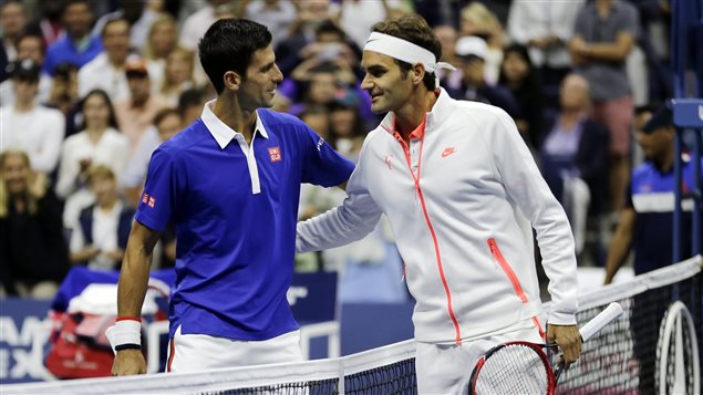 Novak Djokovic (à gauche) salue Roger Federer (à droite) avant le début du match. Novak Djokovic (à gauche) salue Roger Federer (à droite) avant le début du match.
