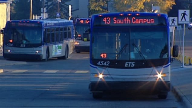 Des autobus de la Société des transports d'Edmonton.. Des autobus de la Société des transports d'Edmonton..