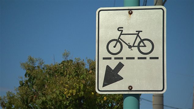 Un panneau signalant la présence de circulation à vélo. Un panneau signalant la présence de circulation à vélo.