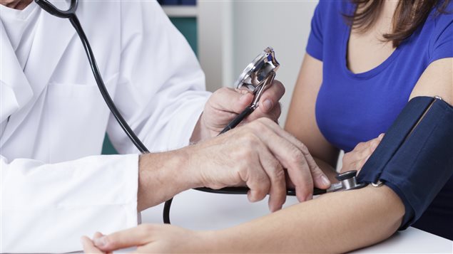 Un médecin mesure la pression artérielle d'une patiente. Un médecin mesure la pression artérielle d'une patiente.