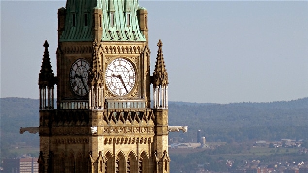 La Tour de la Paix du parlement du Canada, à Ottawa, et les collines de l'Outaouais, sur la rive québécoise de la rivière des Outaouais (2015-09-21) La Tour de la Paix du parlement du Canada, à Ottawa, et les collines de l'Outaouais, sur la rive québécoise de la rivière des Outaouais (2015-09-21)