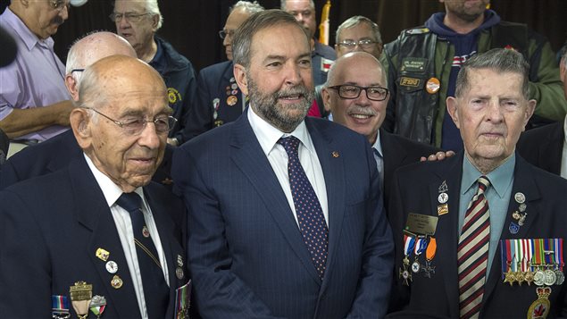 Thomas Mulcair a posé pour les photographes en compagnie de vétérans, à Dartmouth en Nouvelle-Écosse. Thomas Mulcair a posé pour les photographes en compagnie de vétérans, à Dartmouth en Nouvelle-Écosse.