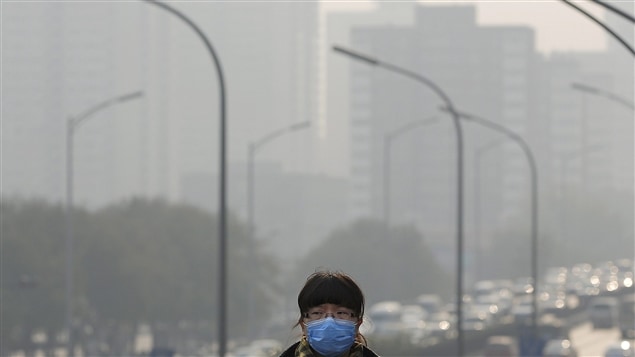 En Chine, la pollution atmosphérique est pire pendant l'hiver en raison du chauffage au charbon et des conditions météorologiques qui gardent l'air pollué plus près du sol. (Pékin, 25 novembre 2014) En Chine, la pollution atmosphérique est pire pendant l'hiver en raison du chauffage au charbon et des conditions météorologiques qui gardent l'air pollué plus près du sol. (Pékin, 25 novembre 2014)
