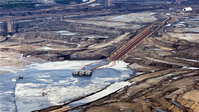 Une installation pétrolière près de Fort McMurray, en Alberta Une installation pétrolière près de Fort McMurray, en Alberta