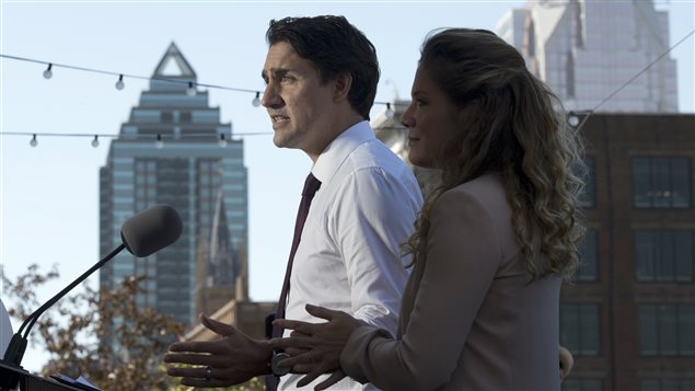 Justin Trudeau a été présenté par son épouse Sophie Grégoire, avant de faire son annonce à Montréal. Justin Trudeau a été présenté par son épouse Sophie Grégoire, avant de faire son annonce à Montréal.