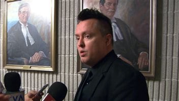 Mike Ward au palais de justice de Montréal. Mike Ward au palais de justice de Montréal.