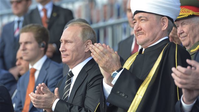 Le président russe Vladimir Poutine et le chef du Conseil des Muftis de Russie, Ravil Gainutdin, lors de l'inauguration de la Grande Mosquée de Moscou. Le président russe Vladimir Poutine et le chef du Conseil des Muftis de Russie, Ravil Gainutdin, lors de l'inauguration de la Grande Mosquée de Moscou.