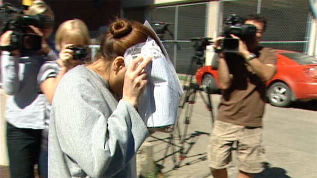 Tammy Goforth, accusée de meurtre non prémédité contre une fillette de 4 ans, se couvre le visage à la sortie du palais de justice de Regina en 2013. Tammy Goforth, accusée de meurtre non prémédité contre une fillette de 4 ans, se couvre le visage à la sortie du palais de justice de Regina en 2013.