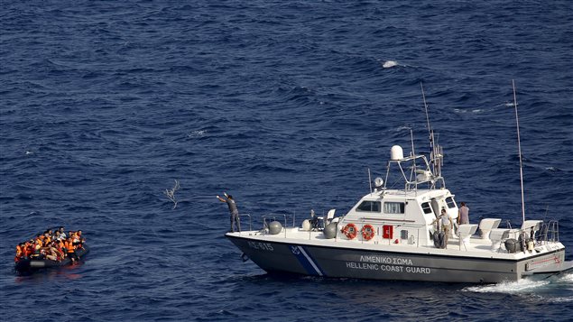 La Garde côte grecque à la rescousse de reéfugiés en mer Égée. La Garde côte grecque à la rescousse de reéfugiés en mer Égée.
