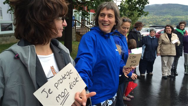 Des parents devant l'école primaire de Saint-Majorique à Gaspé. Des parents devant l'école primaire de Saint-Majorique à Gaspé.