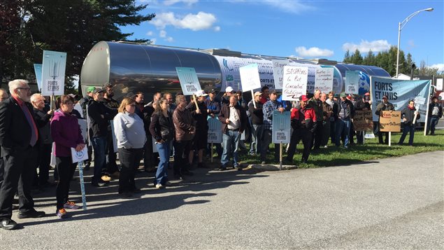 Les agriculteurs manifestent devant les bureaux de Jacques Gourde. Les agriculteurs manifestent devant les bureaux de Jacques Gourde.