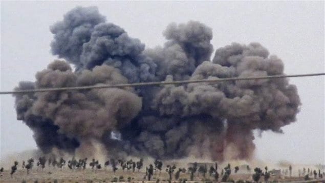 De la fumée en Syrie après un raid aérien russe, le 30 septembre 2015. De la fumée en Syrie après un raid aérien russe, le 30 septembre 2015.