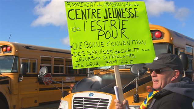 Des travailleurs de Sherbrooke se rendent à la grande manifestation de Montréal Des travailleurs de Sherbrooke se rendent à la grande manifestation de Montréal