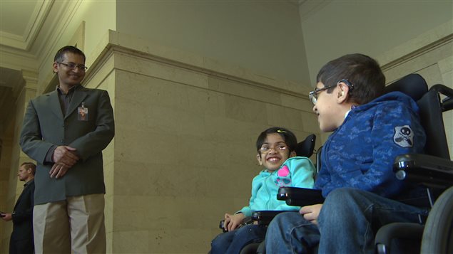 Khadidja Amir, 10 ans et Muhammad Abdullah, 12 ans, avec leur père au Palais législatif de la Saskatchewan. Khadidja Amir, 10 ans et Muhammad Abdullah, 12 ans, avec leur père au Palais législatif de la Saskatchewan.