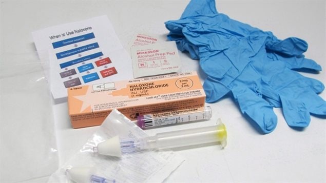 Une trousse de naloxone Une trousse de naloxone