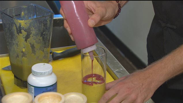 Un restaurateur prépare un boisson au kava. Un restaurateur prépare un boisson au kava.