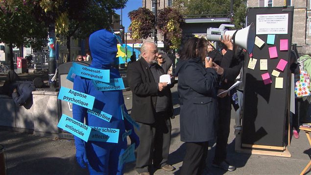 Plusieurs organismes de défense de patients ont manifesté samedi à Montréal dans le cadre de la Journée mondiale de la santé mentale. Plusieurs organismes de défense de patients ont manifesté samedi à Montréal dans le cadre de la Journée mondiale de la santé mentale.