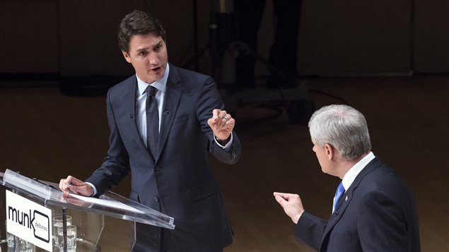 Justin Trudeau et Stephen Harper échangent lors d'un débat des chefs. Justin Trudeau et Stephen Harper échangent lors d'un débat des chefs.