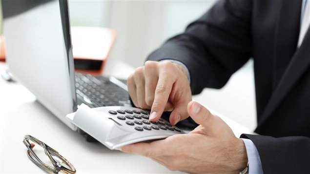 Un homme analyse des données financières Un homme analyse des données financières