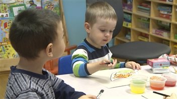 Des enfants qui dessinent Des enfants qui dessinent