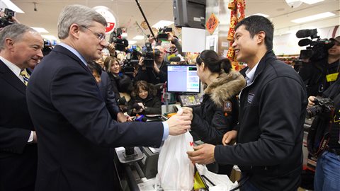 Le premier ministre Stephen Harper achète du sirop d'érable au dépanneur de David Chen, à Toronto, avant son annonce sur la présentation de la Loi sur l'arrestation par un citoyen et sur la légitime défense, le 17 février 2011. Le premier ministre Stephen Harper achète du sirop d'érable au dépanneur de David Chen, à Toronto, avant son annonce sur la présentation de la Loi sur l'arrestation par un citoyen et sur la légitime défense, le 17 février 2011.