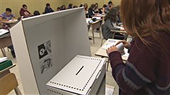 Des élèves participent à une simulation de vote Des élèves participent à une simulation de vote