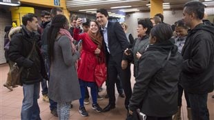 Justin Trudeau serre des mains au métro Jarry au lendemain de sa victoire. Justin Trudeau serre des mains au métro Jarry au lendemain de sa victoire.