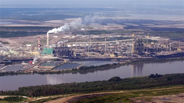 Les installations de Suncor, près de la rivière Athabasca Les installations de Suncor, près de la rivière Athabasca