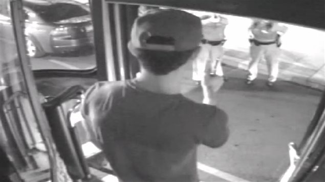 Image d'une vidéo de surveillance du tramway dans lequel se trouvait Sammy Yatim avant d'être abattu par la police Image d'une vidéo de surveillance du tramway dans lequel se trouvait Sammy Yatim avant d'être abattu par la police