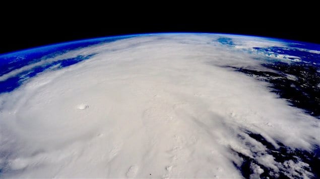 À 400km au-dessus de la Terre, dans la Station spatiale internationale, l'astronaute américain Scott Kelly a tweeté une photo de l'énorme masse nuageuse de l'ouragan Patricia alors que celui-ci approchait des côtes. À 400km au-dessus de la Terre, dans la Station spatiale internationale, l'astronaute américain Scott Kelly a tweeté une photo de l'énorme masse nuageuse de l'ouragan Patricia alors que celui-ci approchait des côtes.
