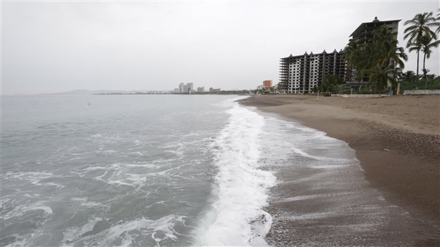 La plage de Puerto Vallarta est vide au lendemain du passage de l'ouragan Patricia La plage de Puerto Vallarta est vide au lendemain du passage de l'ouragan Patricia
