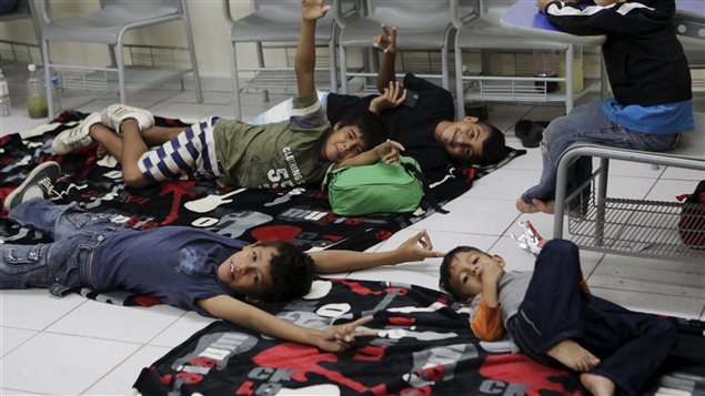 Des enfants sont couchés par terre en attendant les prochains vols, à l'aéroport de Puerto Vallarta Des enfants sont couchés par terre en attendant les prochains vols, à l'aéroport de Puerto Vallarta