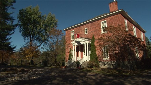 Justin Trudeau et sa famille résident à Rideau Cottage, au 1, promenade Sussex à Ottawa. Justin Trudeau et sa famille résident à Rideau Cottage, au 1, promenade Sussex à Ottawa.