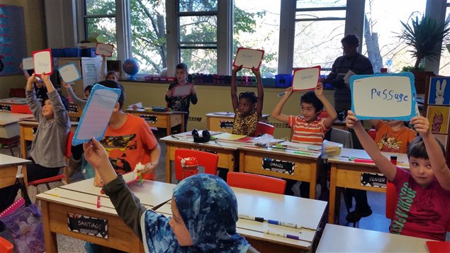 En un coup d'oeil, l'enseignante sait si tous les enfants ont saisi la notion expliquée. En un coup d'oeil, l'enseignante sait si tous les enfants ont saisi la notion expliquée.