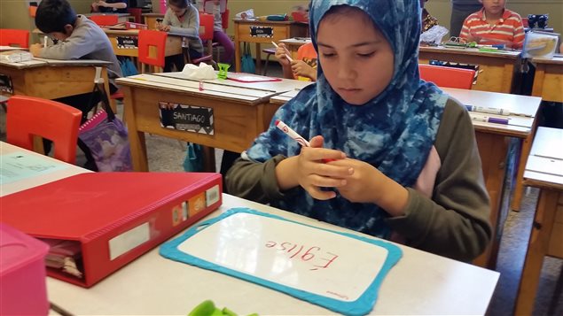 Alaa Salah, une élève de 3e année, apprend, grâce à son tableau blanc, à faire la différence entre le son « sssss » et le son « zzzz ». Alaa Salah, une élève de 3e année, apprend, grâce à son tableau blanc, à faire la différence entre le son « sssss » et le son « zzzz ».
