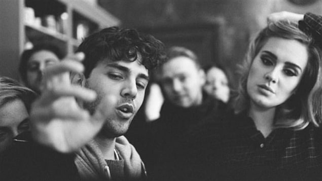 Xavier Dolan et Adele lors du tournage du vidéoclip de la chanson « Hello » Xavier Dolan et Adele lors du tournage du vidéoclip de la chanson « Hello »