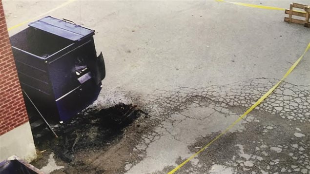 Les restes calcinés de la valise qui contenait la victime, au pied d'un conteneur à ordures à Vaughan. Les restes calcinés de la valise qui contenait la victime, au pied d'un conteneur à ordures à Vaughan.