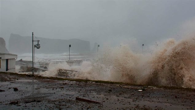 Les vagues déferlent sur Percé. Les vagues déferlent sur Percé.