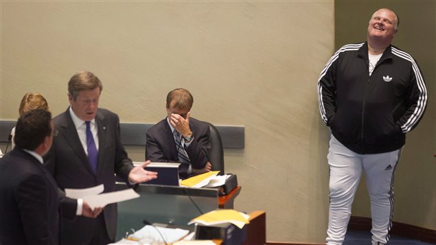 Rob Ford au conseil municipal le 30 septembre 2015; le nouveau maire John Tory au centre Rob Ford au conseil municipal le 30 septembre 2015; le nouveau maire John Tory au centre